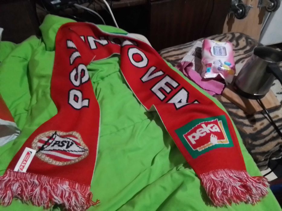 Продавам колекционерски футболни шалове!12 лв.бр.