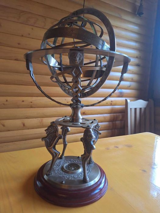 Армиларна сфера с компас