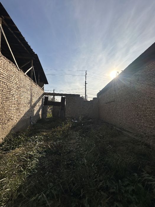 Nazarbek uchastka sotiladi 5 sotix 3 xona karobka