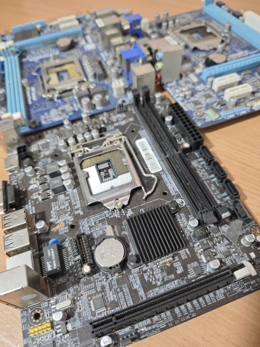 Принимаем материнскую плату