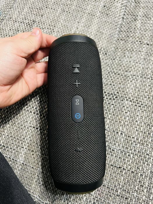 Vând boxe JBL Flip 4/ Charge 3
