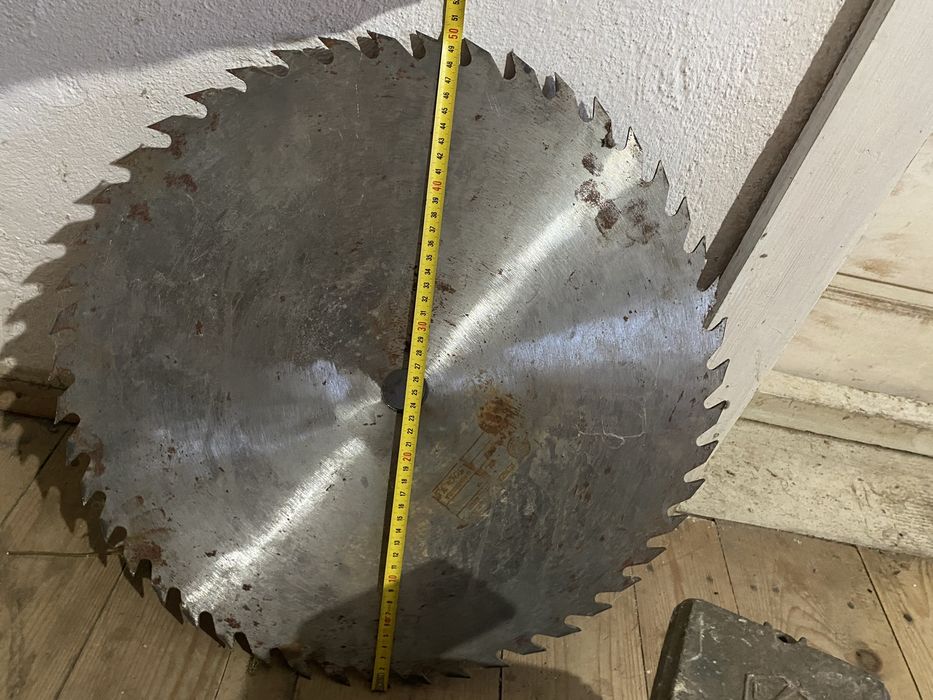 Circular cu banc metalic