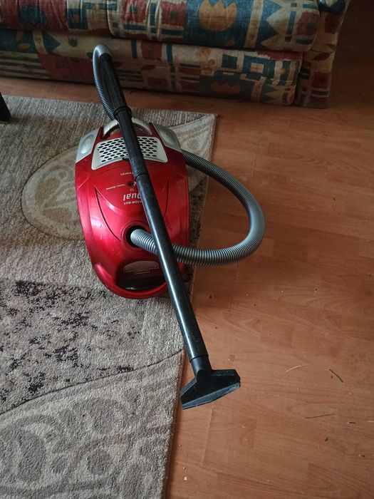 Vând aspirator folosit cu furtun nou și fir