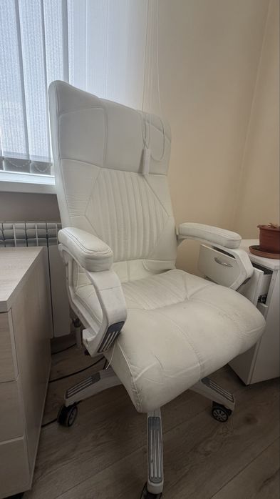 Стул белый.