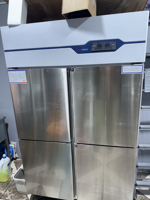 морозильный и холодильный шкаф комбинированый