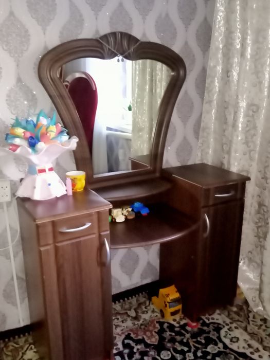 Продам туалетный столик в отличном состоянии.