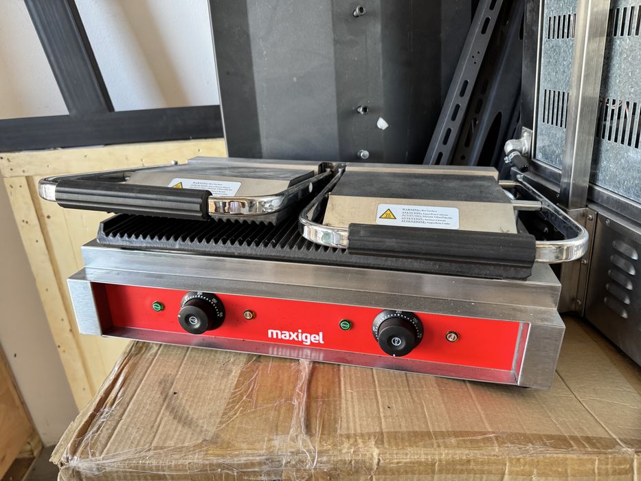 Contact grill NOU profesional cu 2 zone de gatit, baza striata si parte superioara striata, dimensiuni 570x305x210 mm