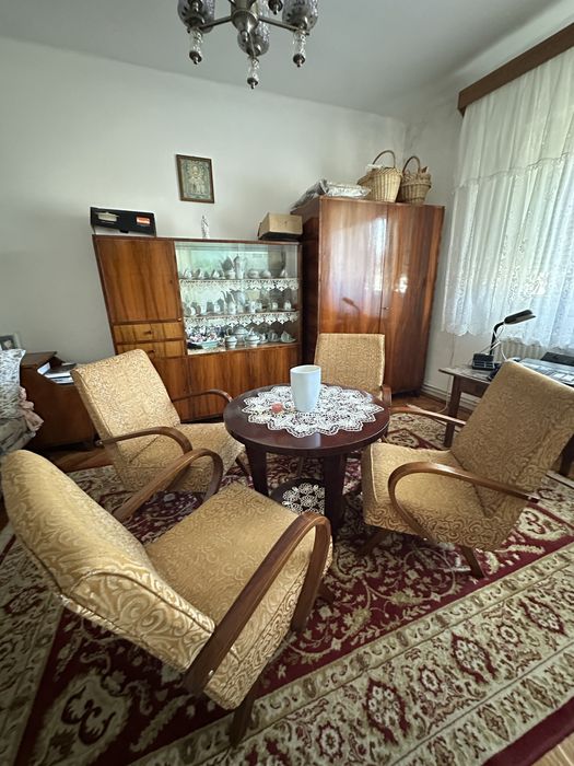 Mobila din furnir de nuc lacuita