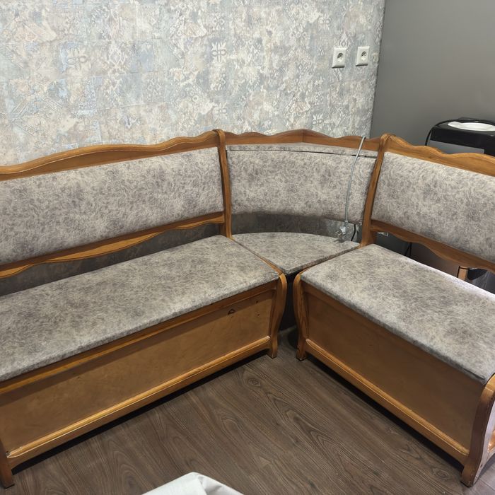 Кухонный уголок + стол + 2 табуретки