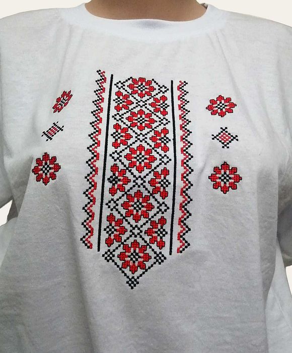 Тениски с шевици, бродирани народни мотиви.