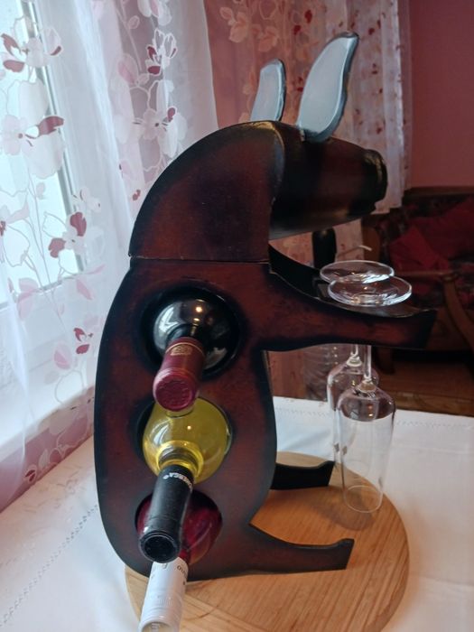 Оригинална дървена поставка за вино и чаши