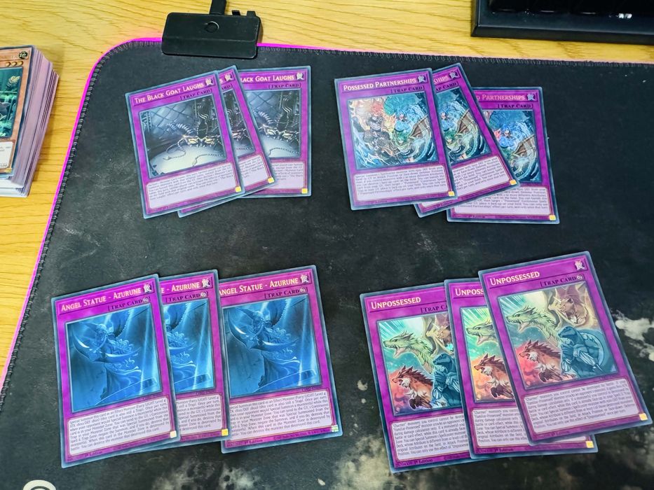 Yu-Gi-Oh карти.