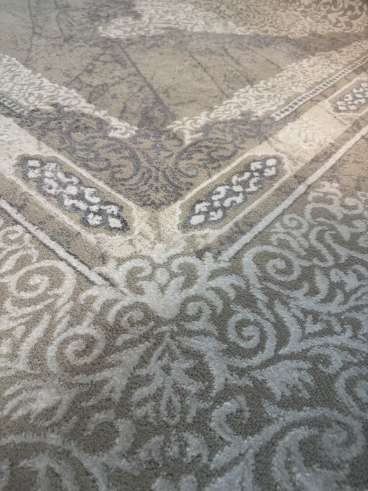 Продам ковер светлый