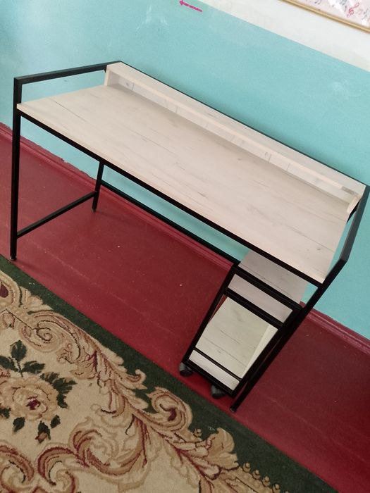 Стол офисный с подставкой