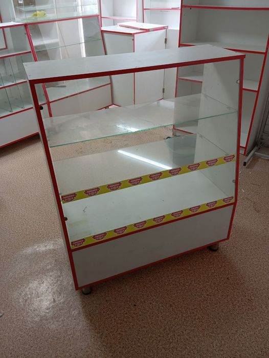 Продам витрину полку