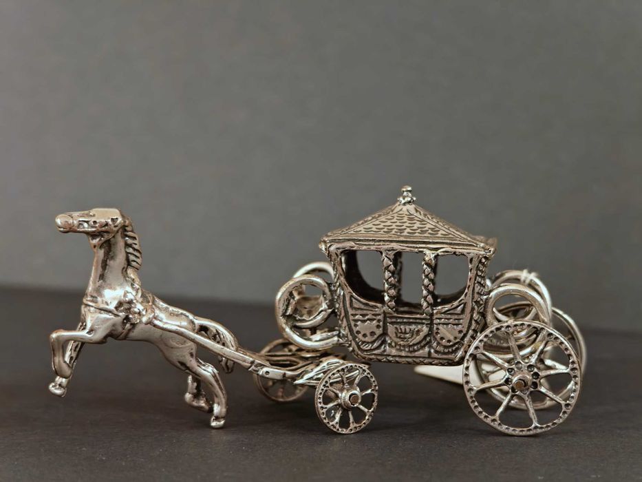 Уникална сребърна колесница