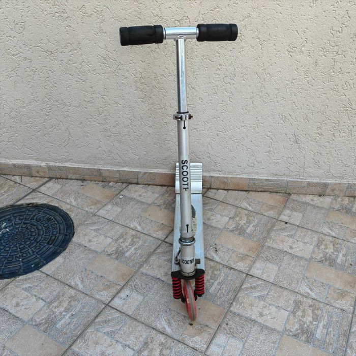 Тротинетка със светещи гуми