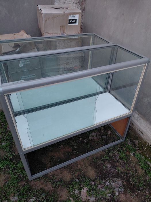 Полка стеклянная витрины