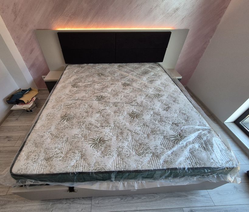 Dormitor matrimonial complet premium – Pat 180x200 cu somieră, măsuță de machiaj și LED – Ca nou