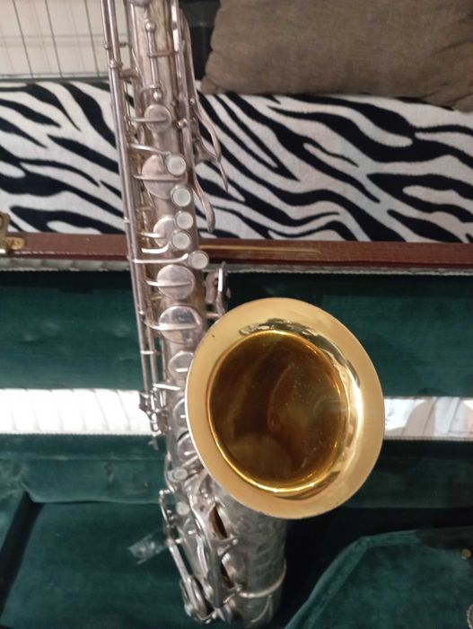 Vând sau schimb saxofon