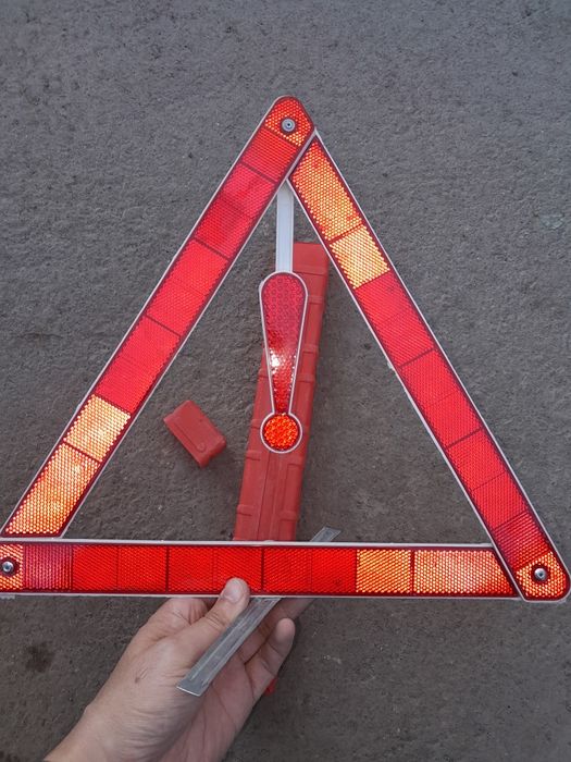 Аварийный знак автомобильный для дороги во время поломок