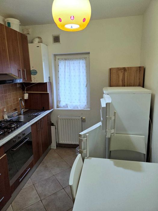 Ofer spre închiriere apartament cu 2 camere situat în Arad, zona UTA, complexul ARED, bloc R5, etaj 1.