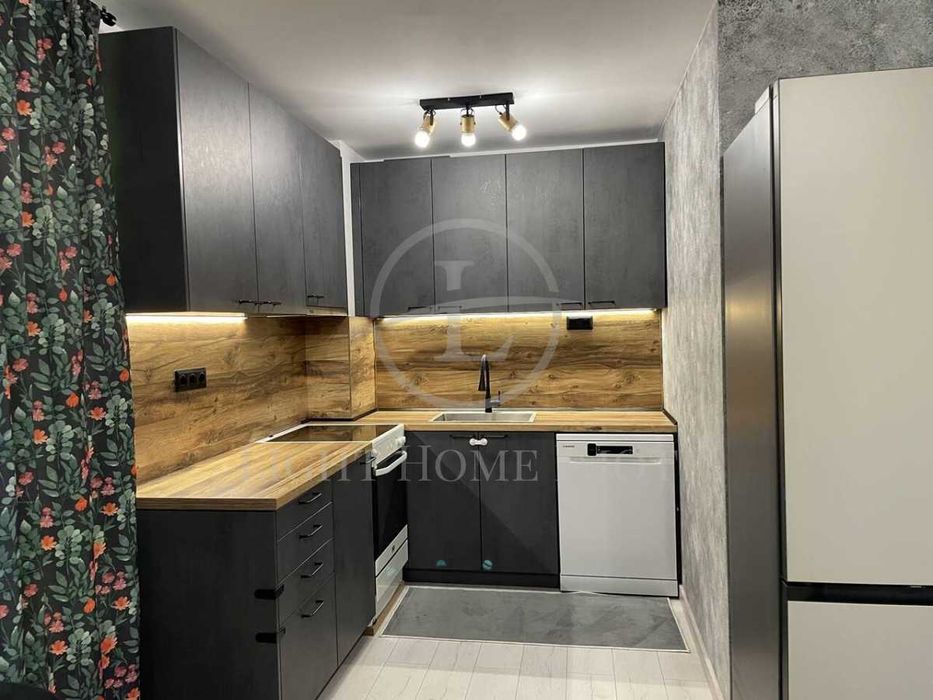 Продава се Тристаен апартамент в Пловдив, Кючук Париж - 100 кв.м за 1092 €/кв.м - Снимка #1