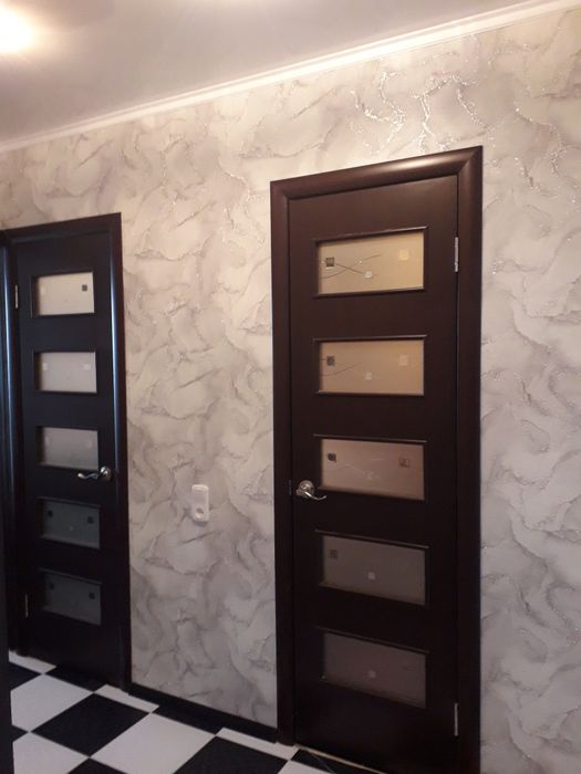 Поклейка обоев,  галтелей