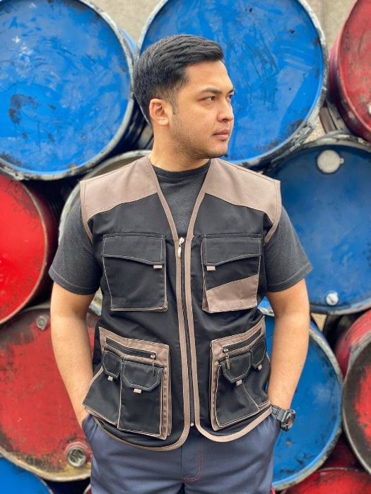 Спецодежда жилетка для рабочих со множество карманами