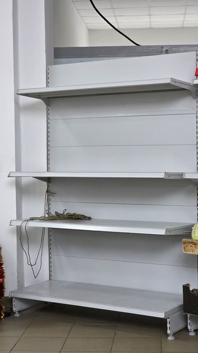 Продаётся стол и стелажи