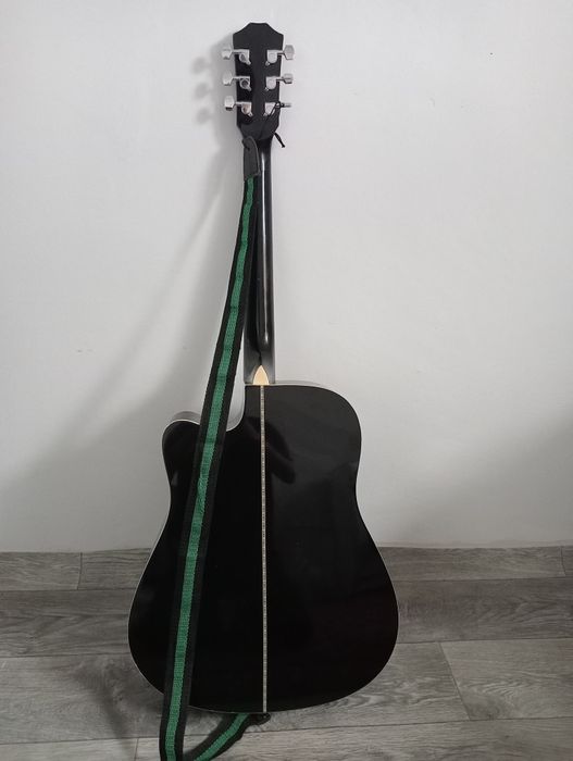 Продам акустическую гитару Agasio.