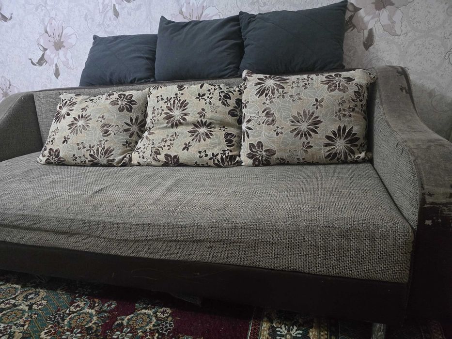 Бесплатно диван трёхместный