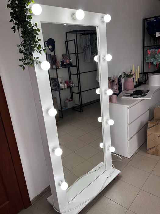 Продается зеркало.