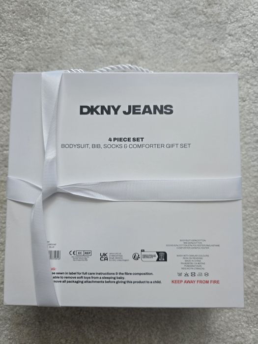 DKNY Jeans Baby 4 Piese, Set cadou nou născut,, 0-3 luni