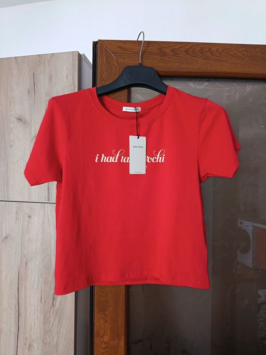 Tricou mărimea 42.
