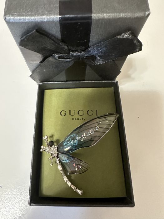 Подарок - брошь