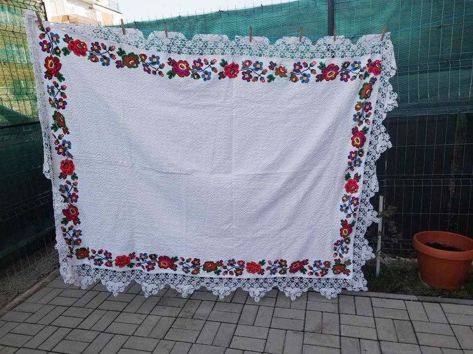 Fata de masa veche lucrata manual din Transilvania