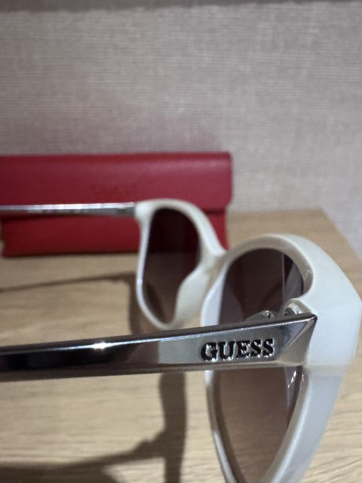 Бели слънчеви очила Guess