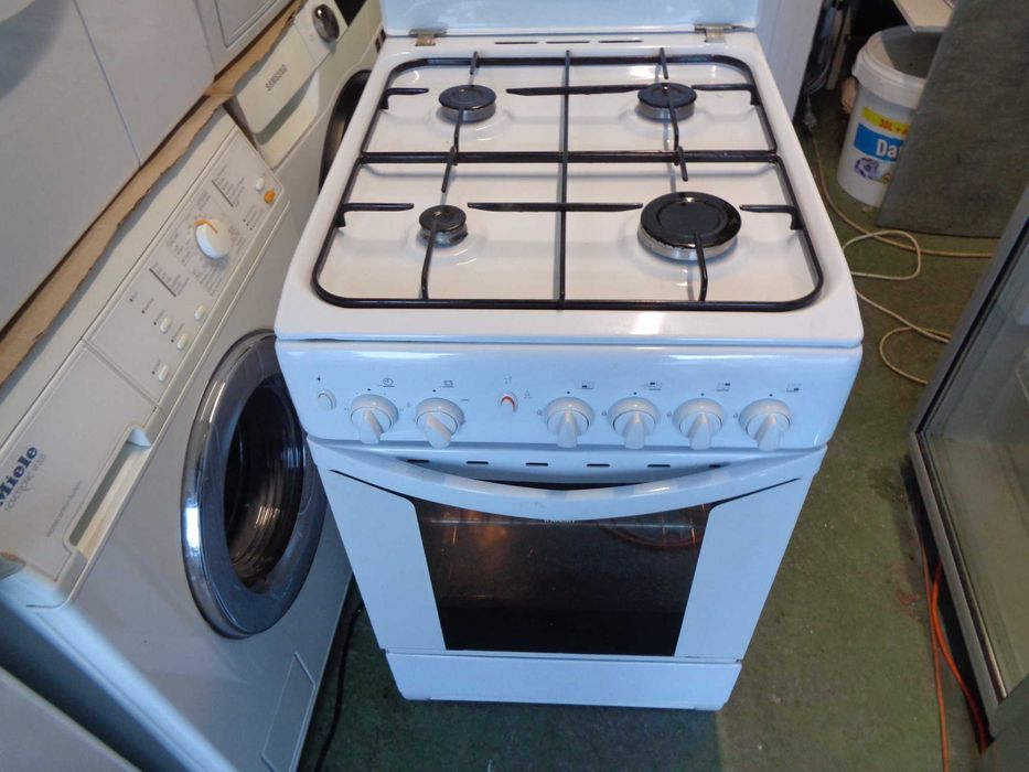 aragaz cu cuptor pe gaz  INDESIT ,SAMUS