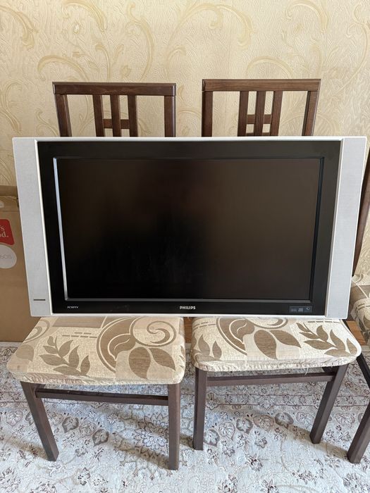 Телевизор “Philips”.