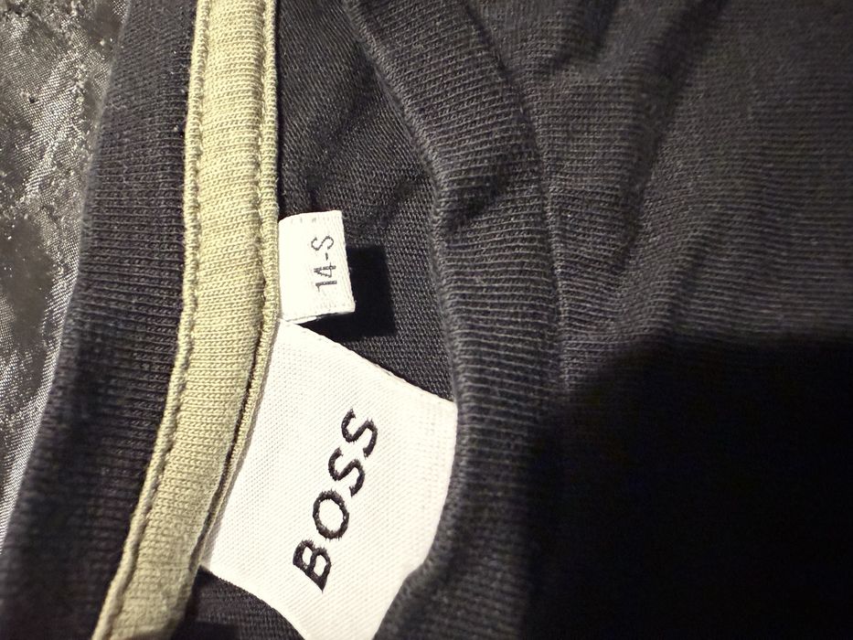 Нова тениска бос