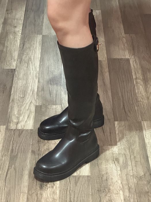 Продается новые женские сапоги