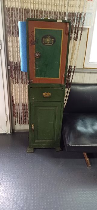 Продавам стара желязна каса