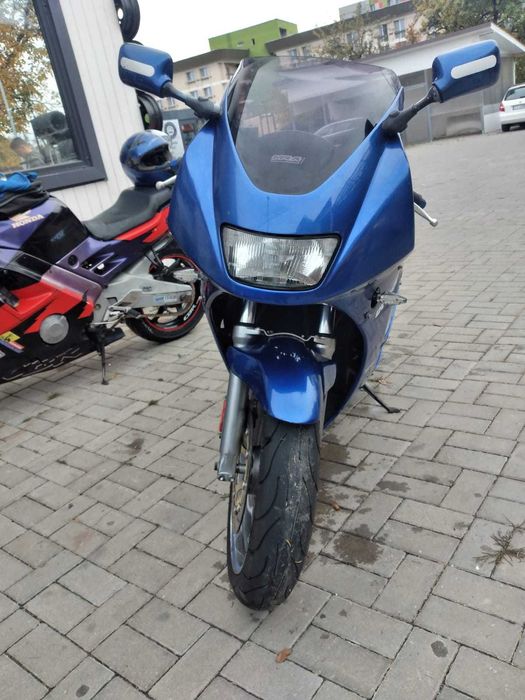 Motocicleta Suzuki RF 600 R