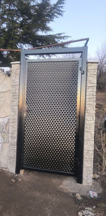 Предлагам изработка, боядисване и поддържане на метални врати, огради
