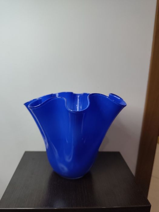Декоративна стъклена ваза – синя, арт дизайн