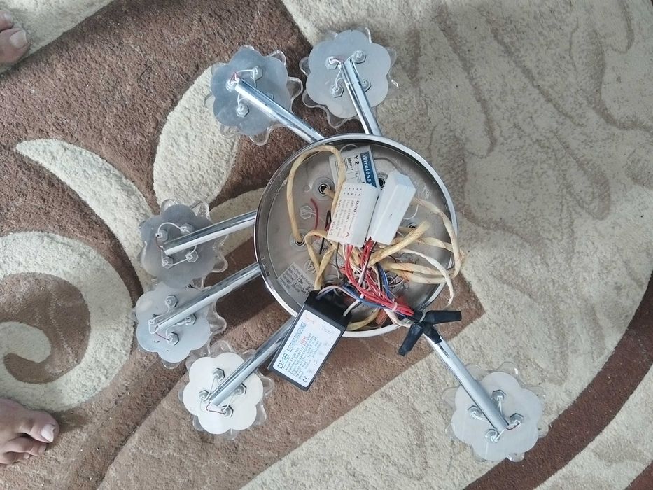 Lustra cu 6 brațe reglabile cu leduri