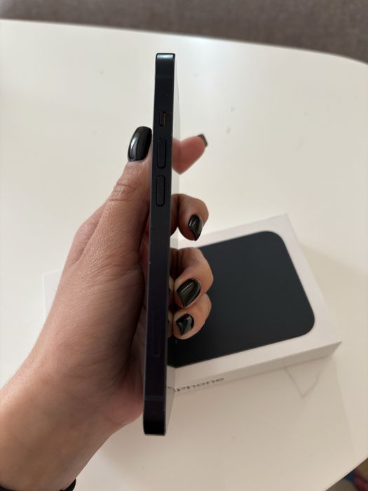 iPhone 13 ,цвят midnight 128GB