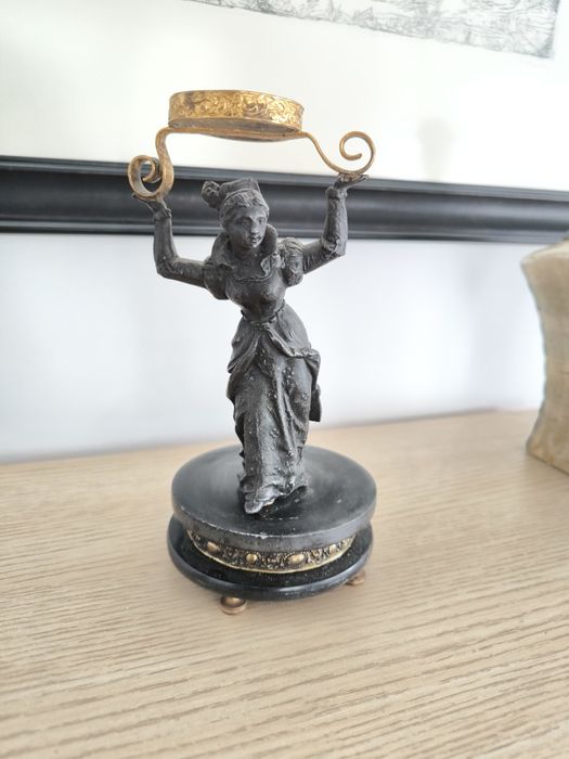 Бронзова статуетка – дама с венец