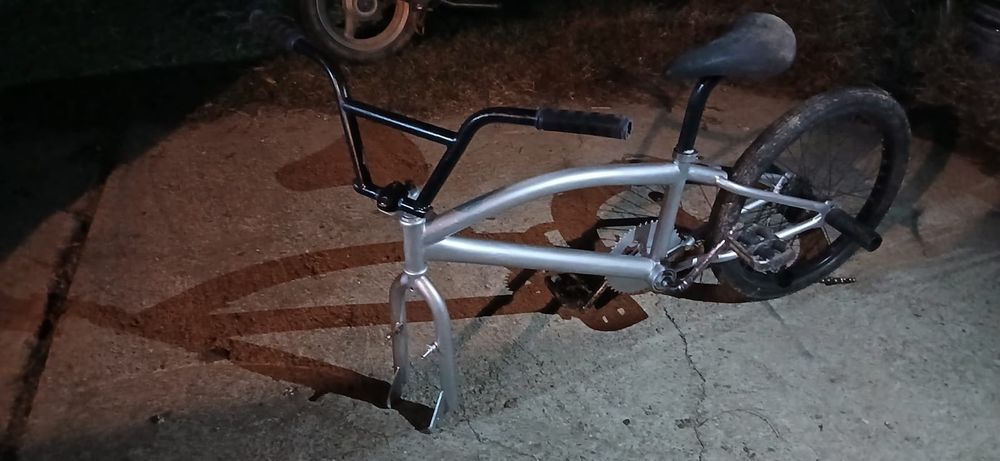 Vând bmx necesita roata fata dau la pachet cu cauciuc și camera bune ! Mai multe detalii la Nr 0772282023